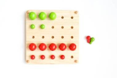 Renkli mandal masa, beyaz arka plan üzerinde ahşap boncuk