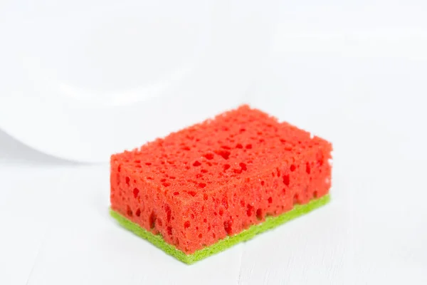 Reinrot mit grünem Schwamm. Wassermelonenschwamm vorhanden. isoliert auf weißem Hintergrund. Platte im Hintergrund. Hygiene — Stockfoto