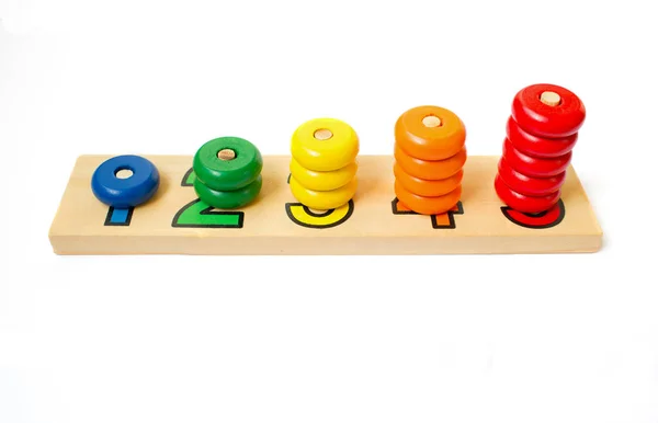 Dřevěné barevné kostky, kroužky. Hra pro učení účet. Dřevěné barevné kostky, kroužky. Hra pro učení účet. Mělké Dof — Stock fotografie