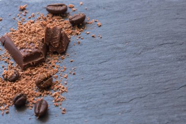 Kırık çikolata parçaları ve taş zemin üzerine rendelenmiş çikolata. Kopya-spase