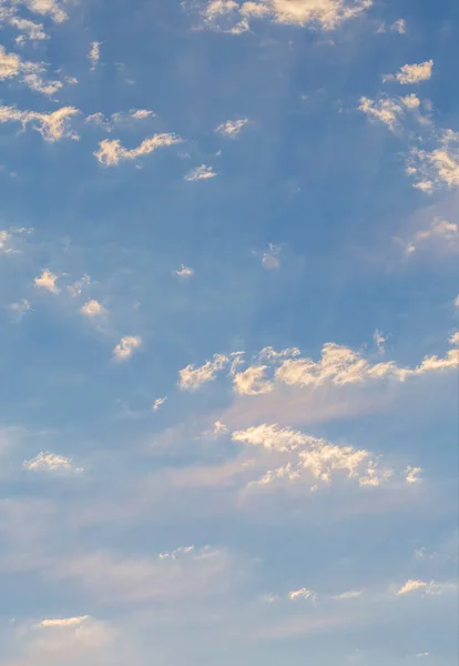 Göksel gün ışığı, akşam ışığı. Güneş ışınlarının clouds.copy uzayda onların yol yapmak — Stok fotoğraf
