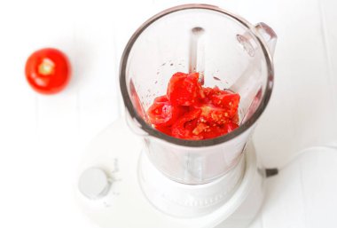 Bir kırmızı domates kokteyl bir karıştırıcıda hazırlanıyor. Sallayarak. 