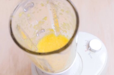 Bir blender turuncu bir kokteyl hazırlama. Sallayarak. 