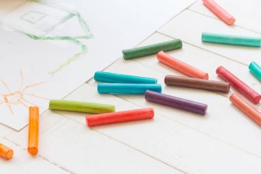 Çizim bir çocuk tarafından boyalı. Ev. Çok renkli boya kalemi, pastel.