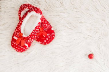 Yeni yıl, yılbaşı terlik beyaz yumuşak kürk üzerinde. Rahat komik, komik,