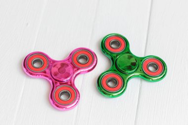 İki beyaz ahşap zemin üzerinde spinners kıpır