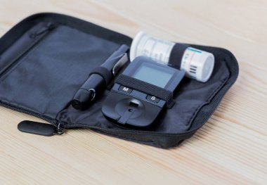 Şeker Ölçüm ve test şeridi çanta durumda yatıyor