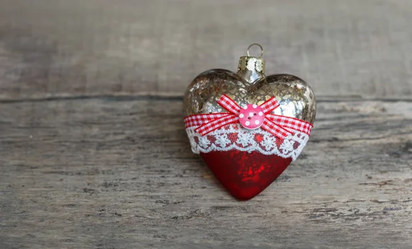 Cam Noel Oyuncak Ahşap Arka Plan Üzerinde Bir Kalp — Stok fotoğraf