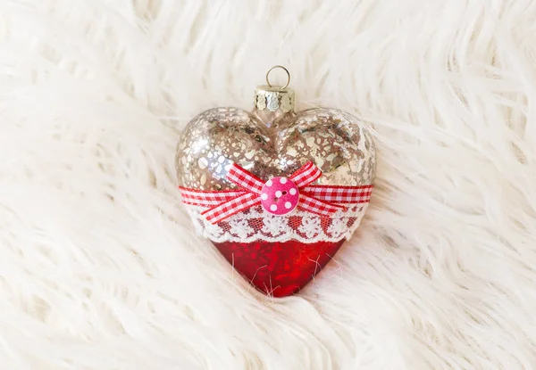 Beyaz Zemin Üzerinde Bir Kalp Şeklinde Güzel Noel Oyuncak Yeni — Stok fotoğraf