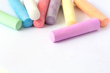 Çok renkli boya kalemi, pastel. Yeşil, sarı, pembe, mor, mavi. Boyalı pastel beyaz yazı tahtası