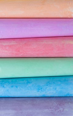 Çok renkli boya kalemi, pastel. şeritler, çizgiler, nazik. Yeşil, sarı, pembe, mor, mavi. Boyalı pastel beyaz yazı tahtası