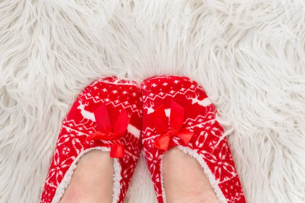 Yeni yıl, yılbaşı terlik yetişkinler için kadınlar için giyinmişler. Üzerinde beyaz yumuşak kürk. Komik, komik, komik, rahat,