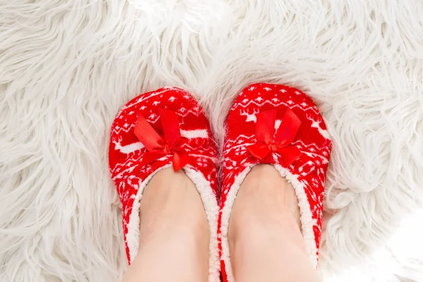 Yeni yıl, yılbaşı terlik yetişkinler için kadınlar için giyinmişler. Üzerinde beyaz yumuşak kürk. Komik, komik, komik, rahat,