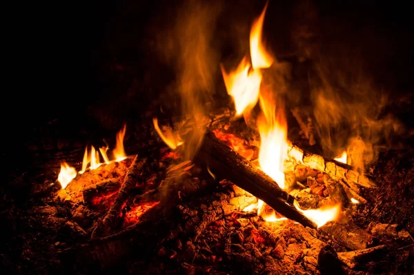 Siyah arka planda kıvılcımlar ve alevler hareket ediyor. Doku ve patlama