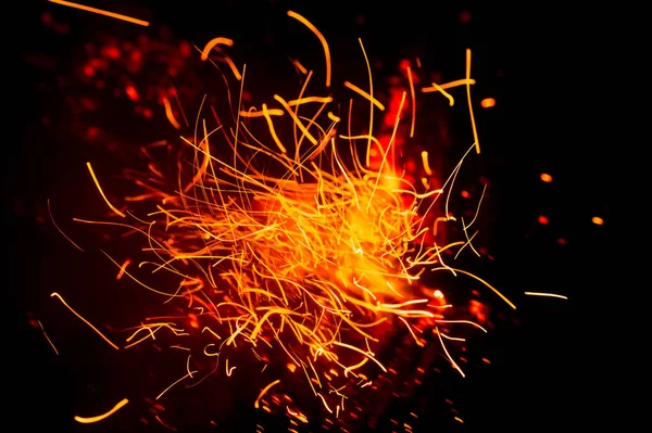 Siyah arka planda kıvılcımlar ve alevler hareket ediyor. Doku ve patlama