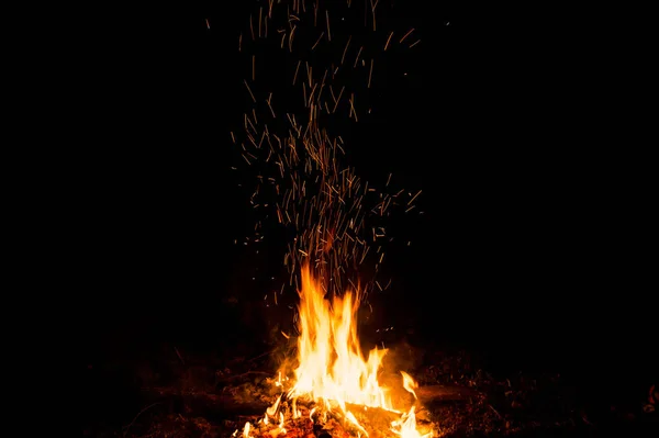 Пожежні іскри і полум'я в русі на чорному тлі. Текстура і виверження — стокове фото