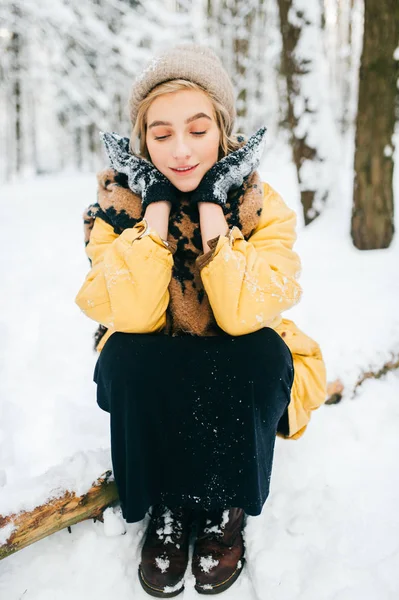 Mulher estranha bizarra deitada na árvore na floresta de inverno nevada. Menina bonita adorável relaxante ao ar livre. Mulher incomum em férias descansando na natureza. Senhora solitária viajando no frio geada dia do tempo. — Fotografia de Stock