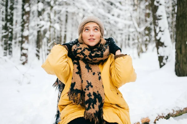 Vreemd bizar wijfje liggend op een boom in besneeuwd winterbos. Mooi jong mooi meisje ontspannen buiten. Ongewone vrouw op vakantie rustend in de natuur. Eenzame dame reist in vorst koude weerdag. — Stockfoto