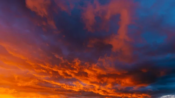 Vista panorâmica do céu apocalipse sobre a cidade. Paisagem natural inacreditável. Fantásticas e bizarras nuvens tempestuosas. Quente e frio. Batalha do céu. O inferno e o céu lutam. Paysage impressionante colorido . — Fotografia de Stock