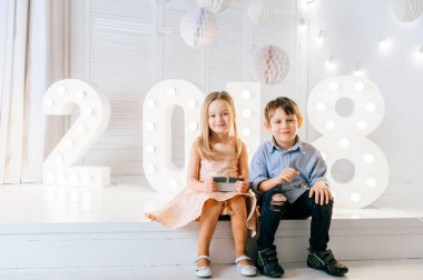 Çocukları seviyorum. Yakışıklı çocuk ve güzel küçük Prenses birbirlerine sarılma. 2018 yeni yıl. Yeni yaer süslemeler güzel duygusal samimi çocuk. Kış tatilleri kutluyor. Noel ruh hali.