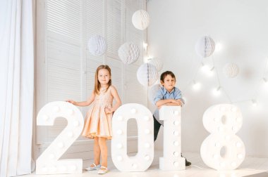 Çocukları seviyorum. Yakışıklı çocuk ve güzel küçük Prenses birbirlerine sarılma. 2018 yeni yıl. Yeni yaer süslemeler güzel duygusal samimi çocuk. Kış tatilleri kutluyor. Noel ruh hali.