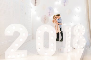 Çocukları seviyorum. Yakışıklı çocuk ve güzel küçük Prenses birbirlerine sarılma. 2018 yeni yıl. Yeni yaer süslemeler güzel duygusal samimi çocuk. Kış tatilleri kutluyor. Noel ruh hali.