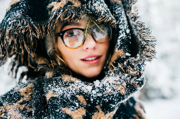 Estranho bizarro bizarro bizarro única pessoa. Retrato de clseup de modelo mulher bonita na floresta nevada de inverno com fundo abstrato. Menina bonito com rosto angelical. Olhos misteriosos. Dia de geada . — Fotografia de Stock