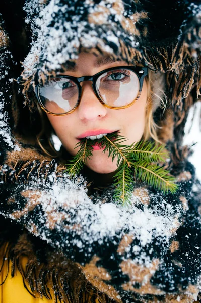 Liché unordinary bizarní perverzní jedinečného člověka. Clseup portrét krásná žena modelu v zimě zasněžený les s abstraktní pozadí. Roztomilá mladá dívka s andělskou tváří. Záhada oči. Frost den. — Stock fotografie