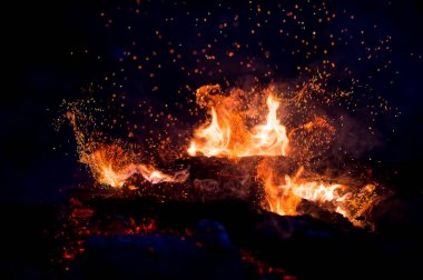 Ateş parkları, alev ve dumanla yanan ağaçlar. Siyah arka planda garip garip elementsel ateşli figürler. Kömür ve kül. Geceleri soyut şekiller. Doğada şenlik ateşi. Elementin gücü.
