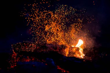 Ateş parkları, alev ve dumanla yanan ağaçlar. Siyah arka planda garip garip elementsel ateşli figürler. Kömür ve kül. Geceleri soyut şekiller. Doğada şenlik ateşi. Elementin gücü.
