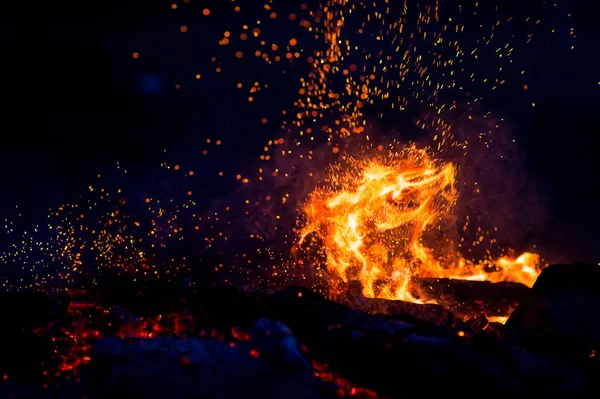 화재 공원, 화 염, 연기와 타는 우즈. 검은 배경에 이상한 이상한 이상한 원소 불 같은 인물. 석탄 그리고 재입니다. 밤에 추상 모양입니다. 자연에 야외 모닥불입니다. 요소의 강도. — 스톡 사진