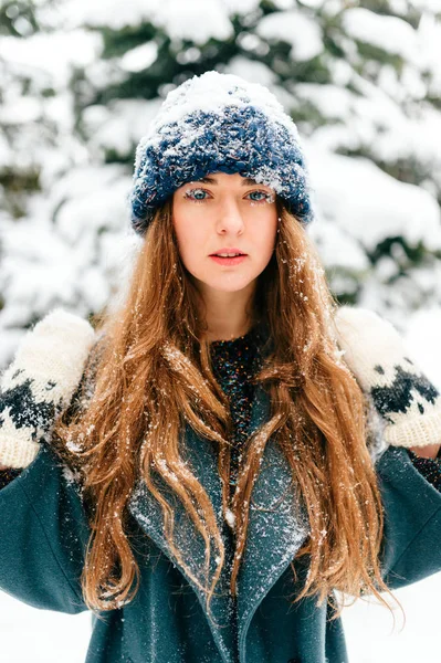 Królowa śniegu. Młoda dziewczyna z niesamowite piękna twarz, fantsastic niebieskie oczy i włosy długo doskonały portret zbliżenie zewnątrz. Zamrażania skóry. Rzęsy i usta pokryte śniegiem. Bajki, Wróżki fantasy lady nietypowe — Zdjęcie stockowe