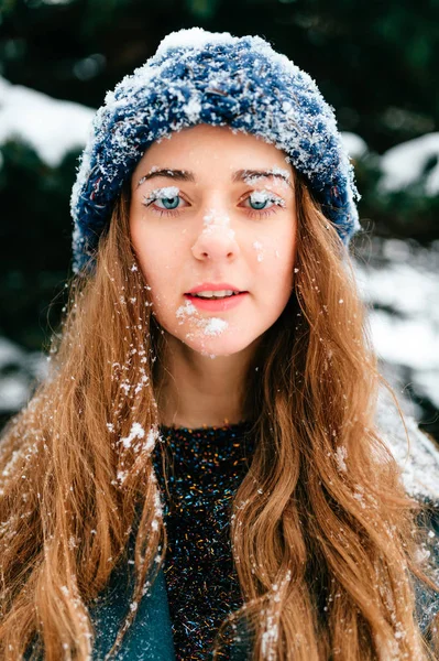 奇妙な愚かな奇妙な楽しいポートレート、クローズ アップ。ユニークなクレイジー ガール。女性の雪に覆われた顔。氷女性髪を凍結します。凍結療法。薬や肌ケア。楽しんでください。ような子。寒い冬のコンセプトです。凍傷. — ストック写真