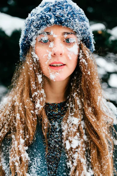 奇怪的愚蠢奇怪的有趣特写肖像。独一无二的疯狂女孩女人白雪覆盖的脸。冰冻的冰女头发冷冻.医学和皮肤护理。玩得愉快。像孩子一样寒冬的概念。冻伤. — 图库照片