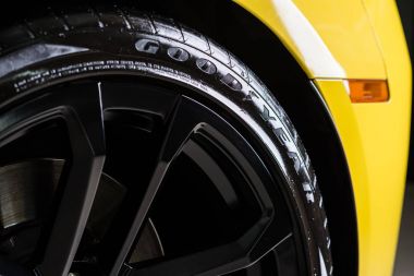 Bangkok, Tayland - 30 Ağustos 2016: Chevrolet camaro Zl1 2015 modelinde yüklü Goodyear lastikleri