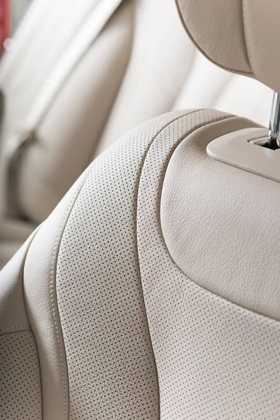 Auto-Detailserie: Sauberer beiger Luxusautositz — Stockfoto