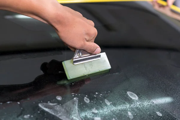 Windshield protection film installation series: Installing windshield protection film — Stock Photo, Image
