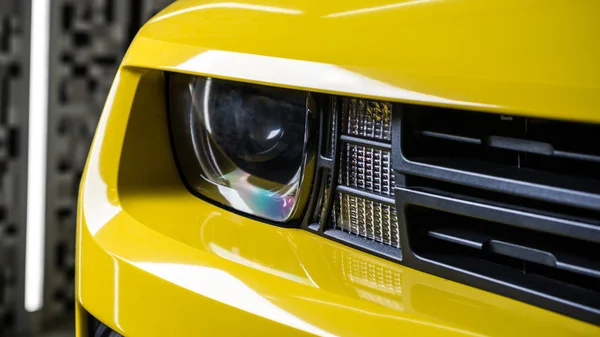 Serie de detalles del coche: Primer plano de los faros del coche amarillo limpio — Foto de Stock