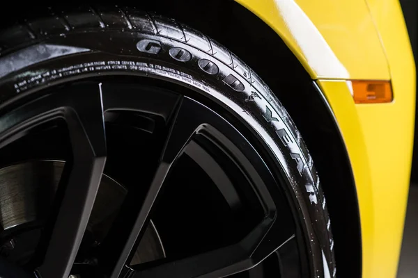 BANGKOK, TAILANDIA - 30 DE AGOSTO DE 2016: Neumáticos Goodyear instalados en el modelo Chevrolet camaro ZL1 2015 — Foto de Stock