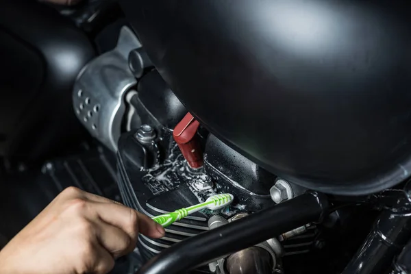 Motocicletas detallando serie: Limpieza de motor de motocicleta vintage con cepillo de dientes —  Fotos de Stock