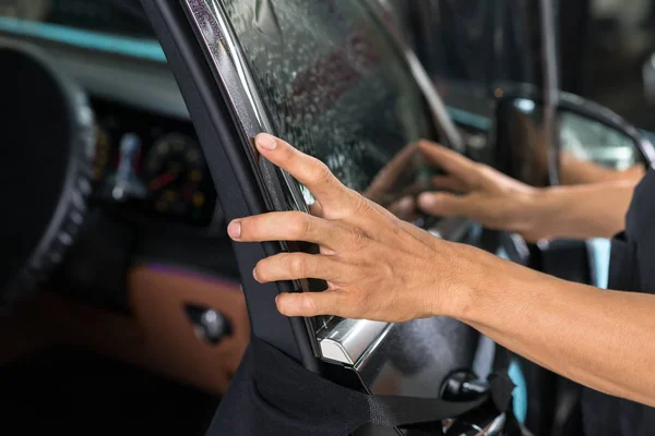 Car window tinting series: Installing car window tint — Stock Photo, Image