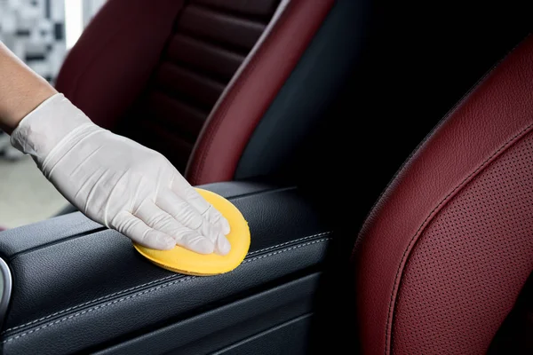 Série de detalhes do carro: Fechar as mãos limpeza interior do carro — Fotografia de Stock