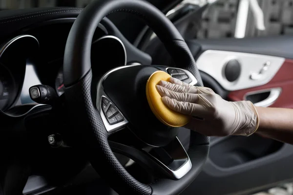 Car detailing serii: zbliżenie rąk czyszczenia kierownicy — Zdjęcie stockowe