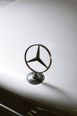 Bangkok, Tayland - 21 Kasım 2016: Eski Mercedes Benz E-class 124 modellerde, 1984-1995 yılları arasında üretilen rozeti. W124 modelleri W123 modelleri 1984 sonra değiştirildi.