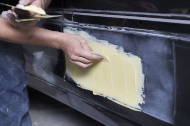 Otomatik vücut onarım serisi: makinist macun dolgu uygulama