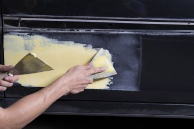 Otomatik vücut onarım serisi: makinist macun dolgu uygulama