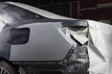 Otomatik vücut onarım serisi: boyamanız önce maskelenen sonra siyah araba