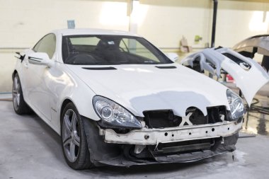 Otomatik vücut onarım serisi: beyaz spor araba boyamanız için bekliyor