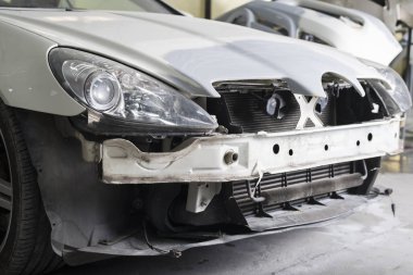Otomatik vücut onarım serisi: Closeup beyaz spor araba boyamanız için bekliyor