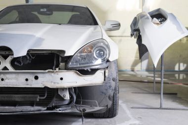 Otomatik vücut onarım serisi: Closeup beyaz spor araba boyamanız için bekliyor